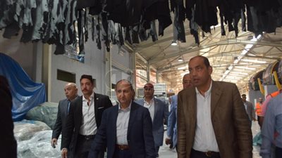 وزير الصناعة يتفقد الوحدات الإنتاجية بمدينة الجلود في الروبيكي