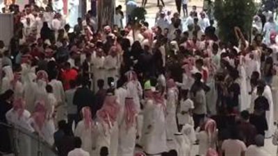 شاهد.. ماذا فعل شباب مع مجموعة فتيات في مول شهير بالسعودية
