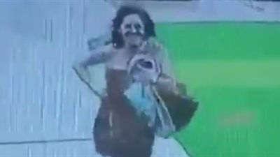 موقف محرج لامرأة حاولت الوصول لسيارتها سريعا (فيديو)