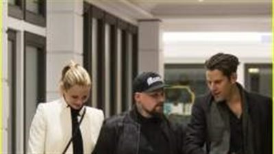 بالصور.. كاميرون دياز تتجول مع زوجها في سيدني