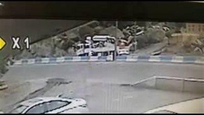 بالفيديو.. وفاة شخصين وإصابة آخر في حادث تصادم مروع بين شاحنتين