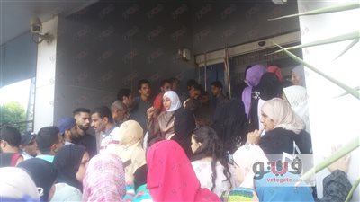 إقبال كثيف من طلاب الثانوية على البنك الأهلي لتسديد رسوم التظلمات