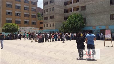 إقبال كثيف من طلاب الثانوية على مدرسة العباسية لتقديم تظلمات