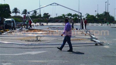 بالصور.. إنشاء خيمة مكيفة أمام صالة الوصول «1» بمطار القاهرة