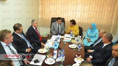 بالصور.. محافظ البحيرة يستقبل وفدًا من المستثمرين اليونانيين