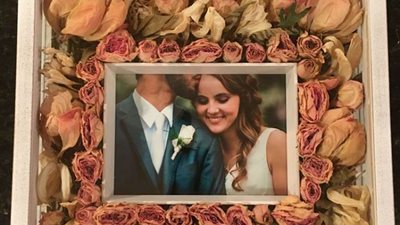 أفضل طريقة للاحتفاظ بباقة ورد العروس (صور)