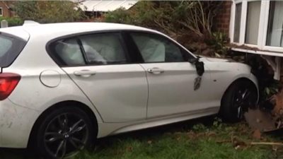 بالصور.. رجل يشاهد التليفزيون في منزله يتعرض لحادث غريب