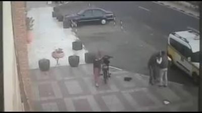 لصان يسرقان شابا بوضح النهار تحت تهديد «ساطور» (فيديو)