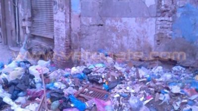 بالصور.. تلال القمامة صداع في رأس أهالي شرق الإسكندرية