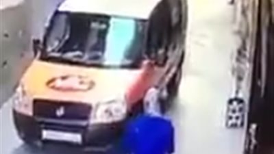 لقطات مروعة للحظة دهس دراجة نارية لامرأة (فيديو)