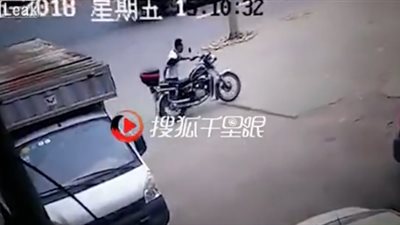 لحظة خطف رجل طفلة صغيرة (فيديو)