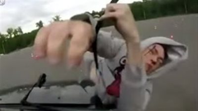 بالفيديو.. سيارة طائشة تطيح بمصور أثناء تغطية سباق للراليات