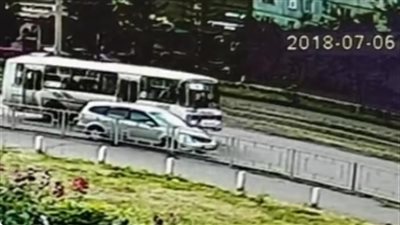 سيارة تصدم امرأة وتطيح بها في الهواء (فيديو)