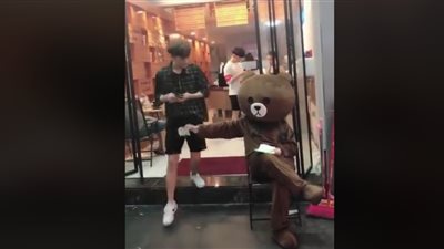 رد فعل دب تجاهله شاب (فيديو)