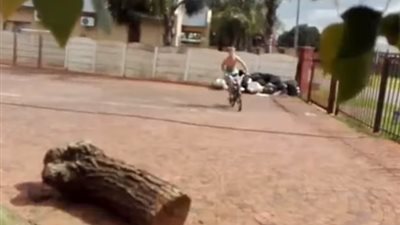 شاب يتعرض لسقطة مروعة أثناء استعراض مهاراته (فيديو)