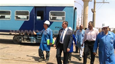 بالصور.. رئيس السكك الحديد يتفقد ورش أبو راضي لصيانة عربات القطارات