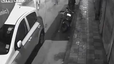 بالفيديو.. حرامي يسرق «لاب توب» من سيارة بـ«نبلة»