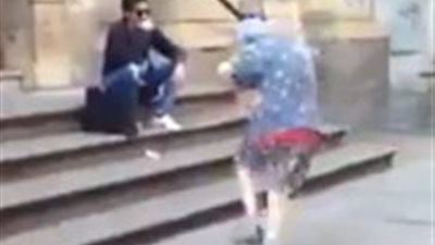 بالفيديو.. وصلة رقص لـ«سيدة عجوز» في الشارع