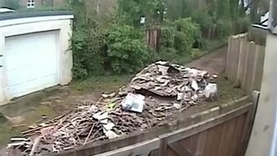 بالفيديو والصور.. عامل يسكب طن مخلفات في شوارع لندن