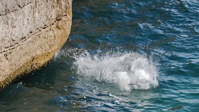 بالفيديو والصور.. طفل ينجو من موت محقق بالسقوط من أعلى جرف