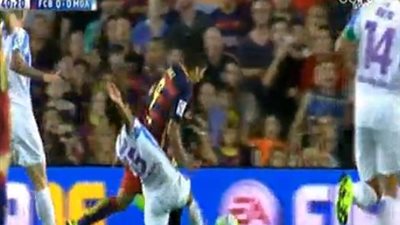 بالفيديو.. «نيمار» يطالب بركلة جزاء في لقاء ملقا