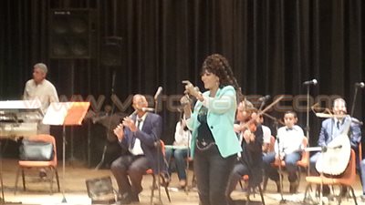 بالفيديو والصور.. جواهر تداعب أفراد القوات المسلحة بأغنية 