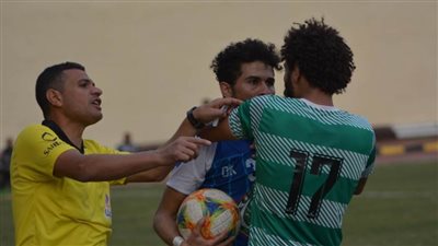 اشتباكات بين لاعبي البلدية ولاعبي دكرنس بالقسم الثاني | صور