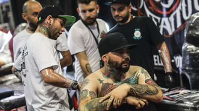 بالصور.. محبو الوشم يحصلون على أغرب التصميمات في كولومبيا