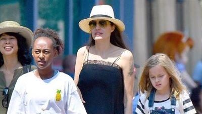 بالصور.. أنجلينا جولي تستمتع مع أبنائها في مدينة ديزني لاند