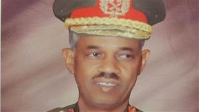 وزير الدفاع السوداني يؤدي القسم أمام «البشير»