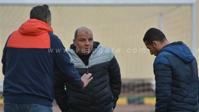 مدرب دكرنس يشتبك مع جماهير الفريق عقب الخسارة من البلدية | فيديو