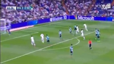 بالفيديو.. «بنزيمة» يحرز الهدف الثالث لريـال مدريد في شباك بيتيس