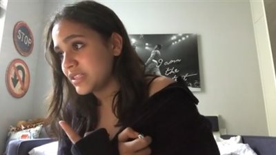 ابنة عمرو دياب تغنى بالإنجليزية بكلماتها وألحانها (فيديو)