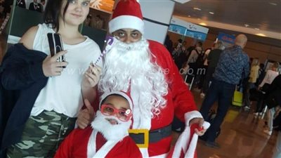 بابا نويل يوزع الهدايا بمطار الغردقة | فيديو