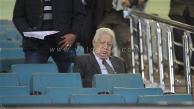 رغم قرار إيقافه.. مرتضى منصور يحضر مباراة الزمالك والإنتاج الحربي (صور)