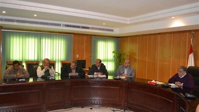 محافظ الفيوم يعقد اجتماعًا لمناقشة آثار الهبوط الأرضى