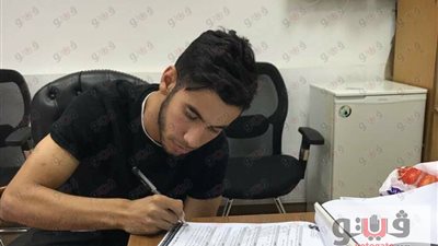 ناصر ماهر يوقع عقود إعارته لسموحة