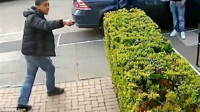 بالفيديو والصور.. مراهق يطعن شابا في وجهه بسكين