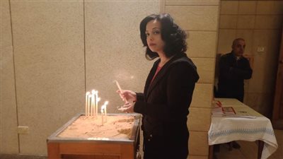 شجرة الكريسماس والأنوار تزين الكنيسة الكاثوليكية بالإسكندرية