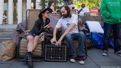 عشاق «أبل» يبيتون أمام المتاجر في انتظار «آيفون 6»