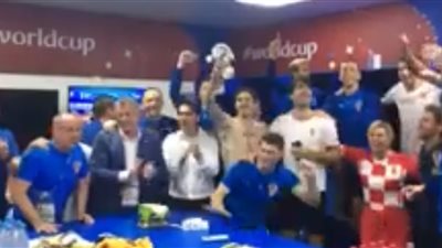 رئيسة كرواتيا ترقص مع لاعبي منتخب بلادها بعد الفوز على روسيا ( فيديو)