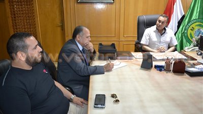 بالصور.. تبرع رجل أعمال بسيارتي نقل لمشروع قناة السويس