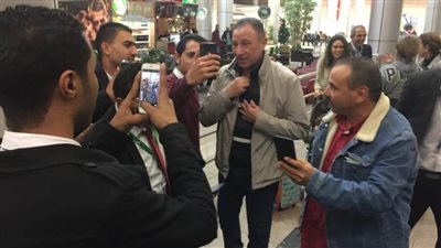 الخطيب يصل مطار القاهرة عقب رحلة علاج في فرنسا | صور