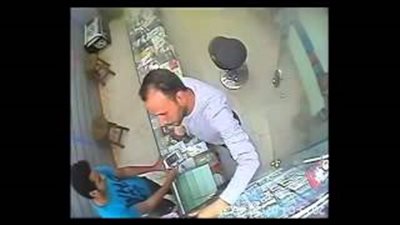 بالفيديو.. بائع يسقط فوق «فاترينة» أثناء مطاردته لحرامي بالشرقية