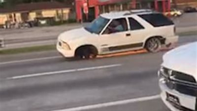 بالفيديو والصور.. سيارة تسير بثلاثة إطارات معدنية