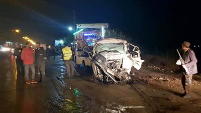 إصابة 9 أشخاص في تصادم سيارتين وانقلاب 