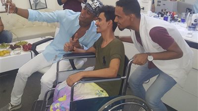 محمد رمضان ينشر صورته مع شاب يمني: جاء لمصر لمشاهدة مسرحيتي