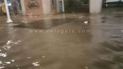 غرق كورنيش الإسكندرية والمطاعم المحيطة بسبب الأمطار وقوة الأمواج | صور