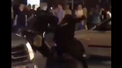 الشرطة الروسية تلقن مشجعا بريطانيا «علقة ساخنة» بالعصى (فيديو)