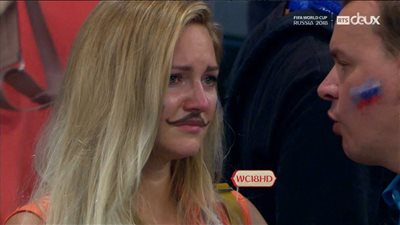 غرائب مونديال روسيا.. امرأة بـ «شنب» ورجل يتشبه بسيدة في المدرجات